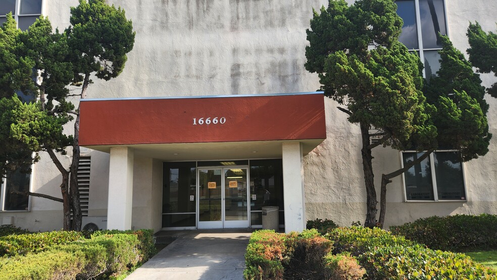16660 Paramount Blvd, Paramount, CA for sale - Building Photo - Image 3 of 11