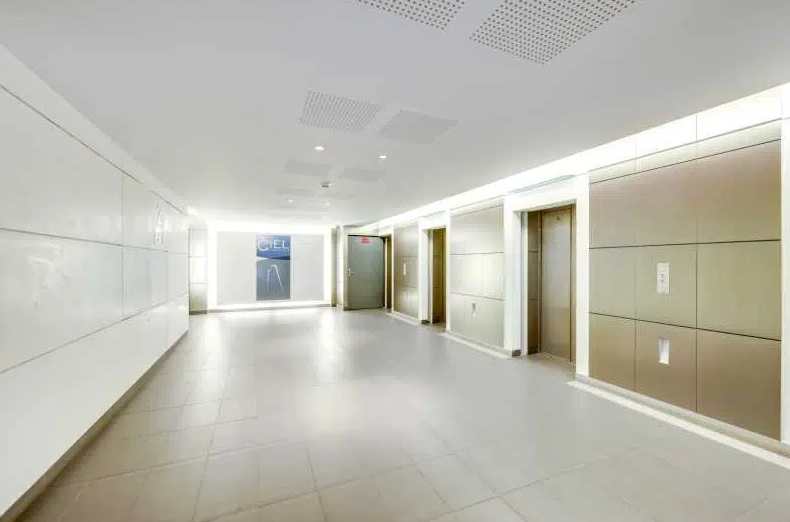 Office in Courbevoie for sale - Lobby - Image 2 of 2