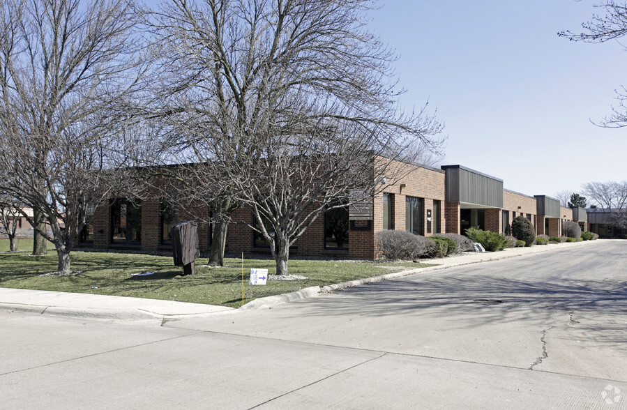 601-619 Academy Dr, Northbrook, IL for lease - Primary Photo - Image 2 of 6