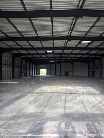 Retail in Marmande for sale - Interior Photo - Image 2 of 2