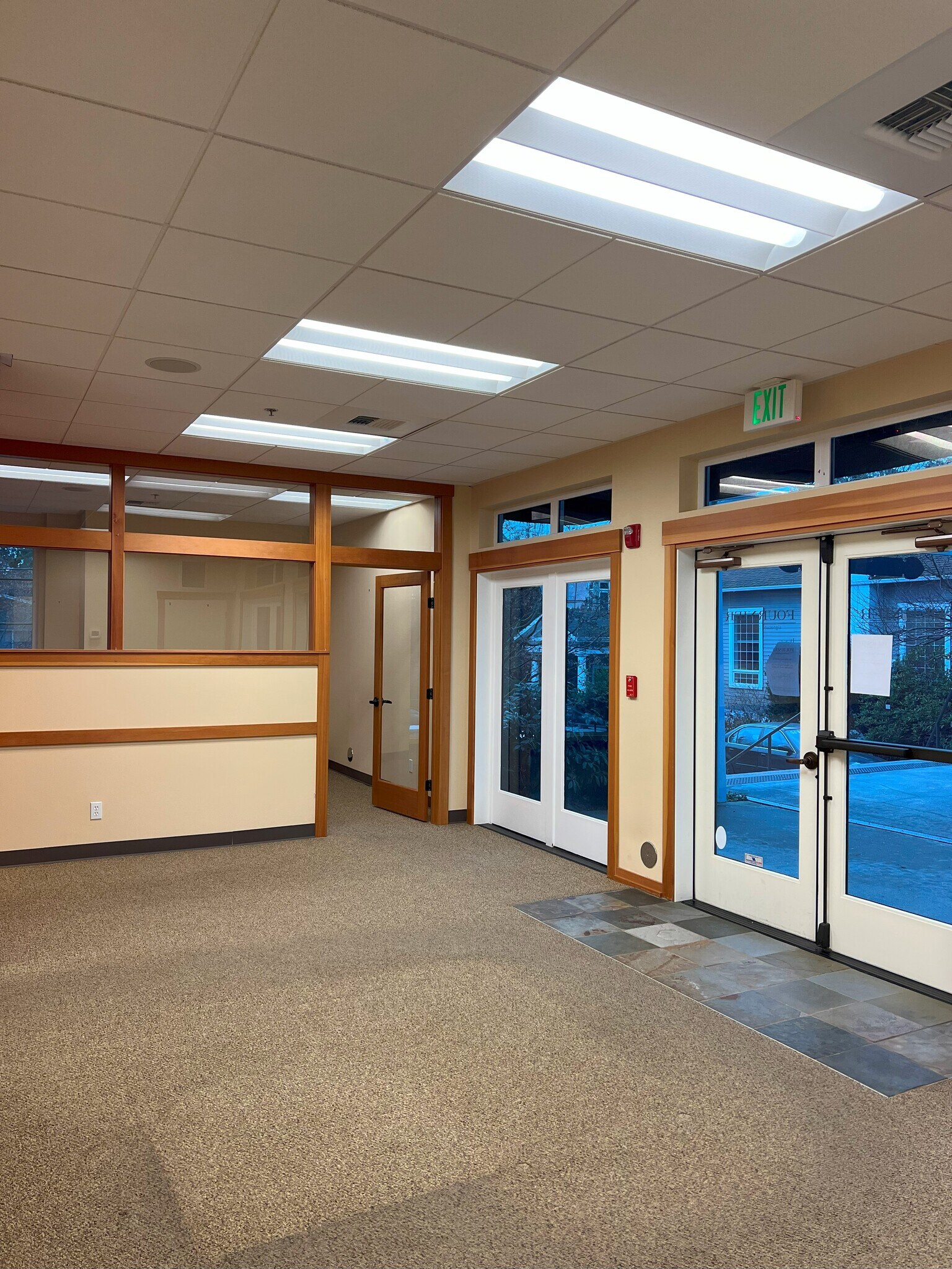 115 Hall Brothers Loop, Bainbridge Island, WA for lease Lobby- Image 1 of 8