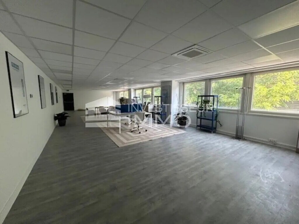 Location Local d'activités 375 m² - Photo 1