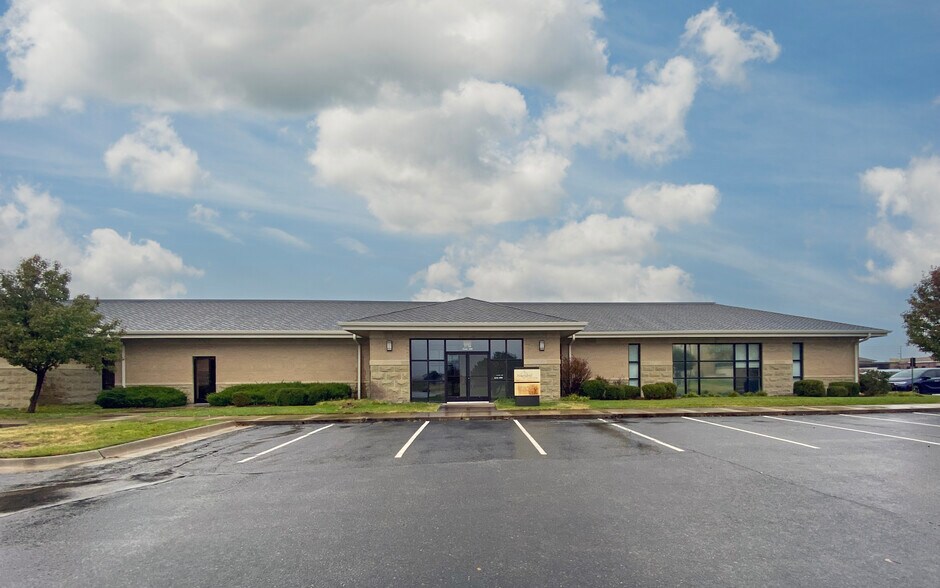 3730 N Ridge Rd, Wichita, KS for lease - Building Photo - Image 2 of 10