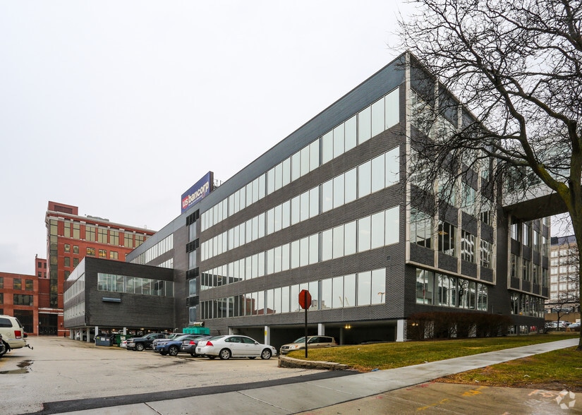 615 E Michigan St, Milwaukee, WI for sale - Building Photo - Image 3 of 5