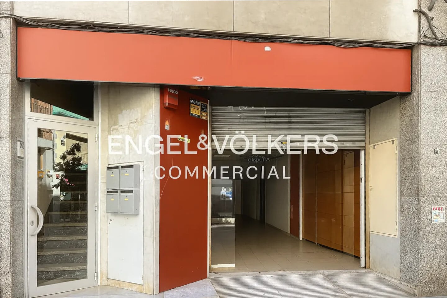 Retail in Montcada i Reixac, Barcelona for lease Interior Photo- Image 1 of 4