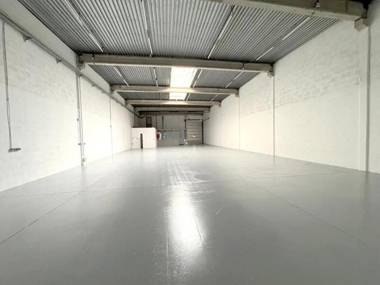 Flex in Éragny for lease - Interior Photo - Image 2 of 23