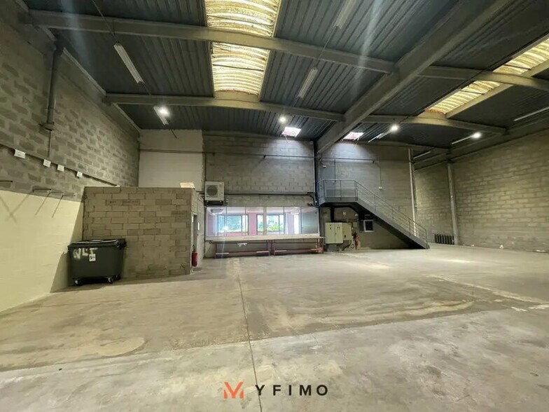 Flex in Épône for lease - Building Photo - Image 2 of 5