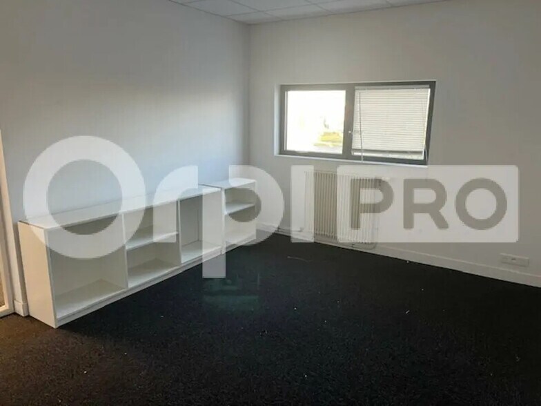Office in Périgny for lease - Interior Photo - Image 2 of 3