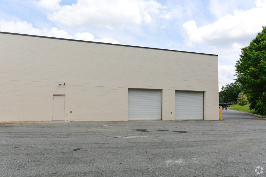 JW Clay Blvd, Charlotte, NC for lease - Building Photo - Image 2 of 16