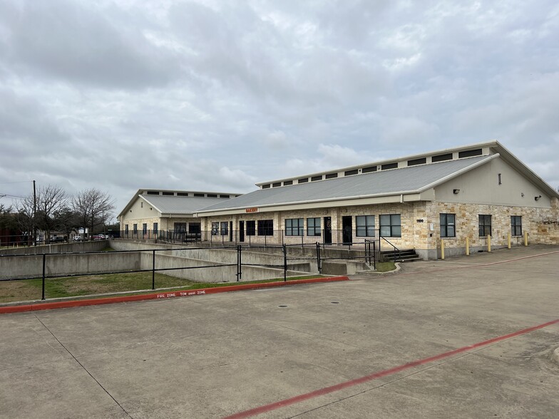 1050 Meadows Dr, Round Rock, TX for lease - Building Photo - Image 1 of 12