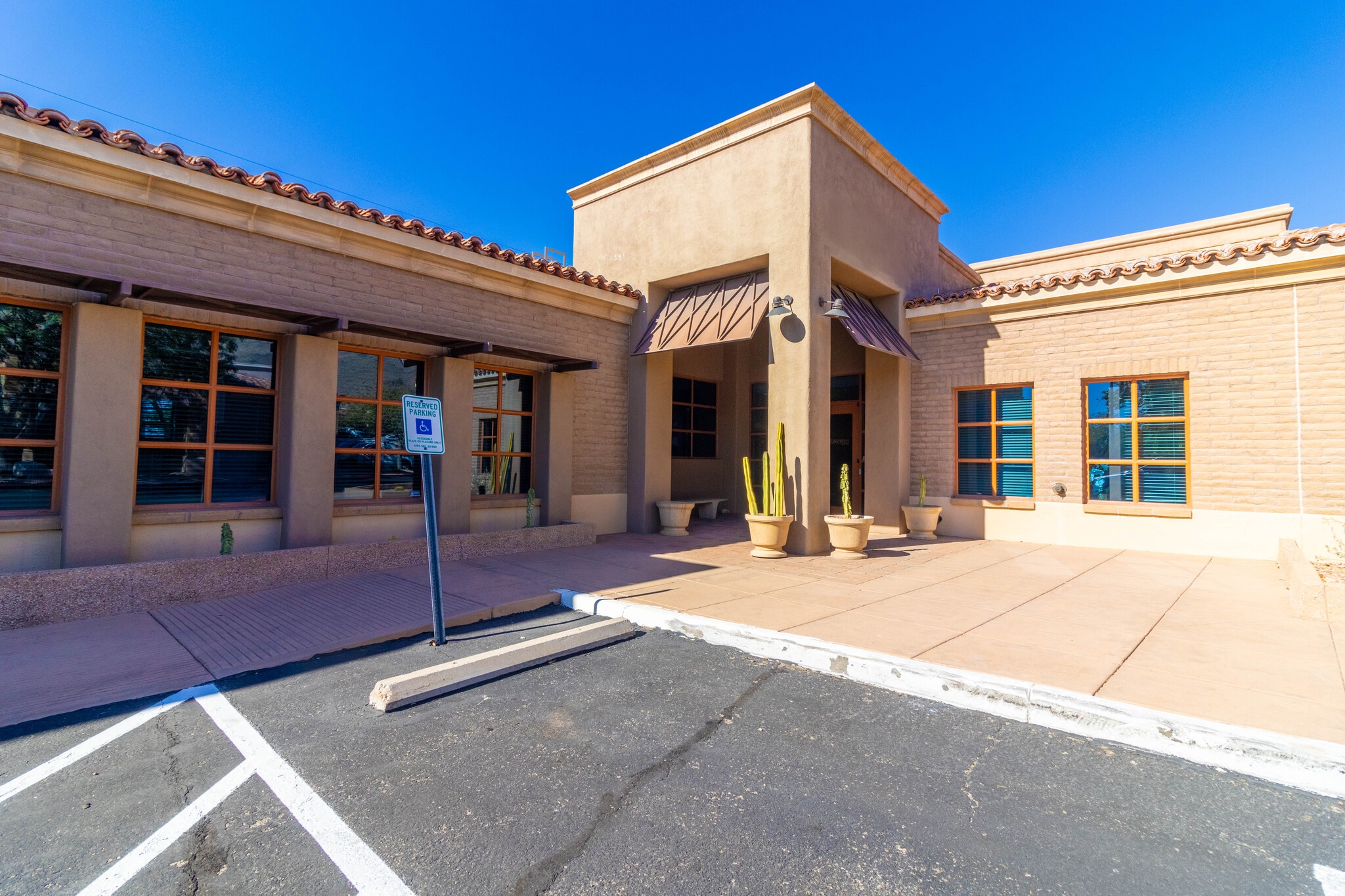 1725 E Skyline Dr, Tucson, AZ for lease Building Photo- Image 1 of 20