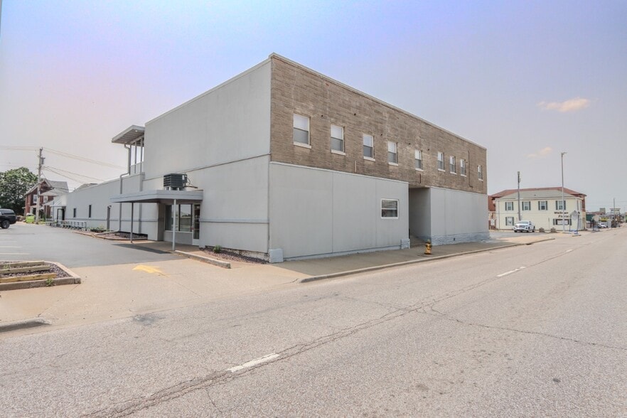 1112-1128 Broadway St, Quincy, IL for lease - Building Photo - Image 1 of 31