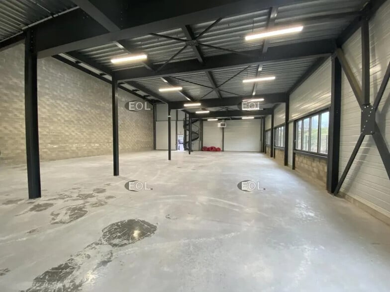 Flex in Buchelay for lease - Building Photo - Image 1 of 9