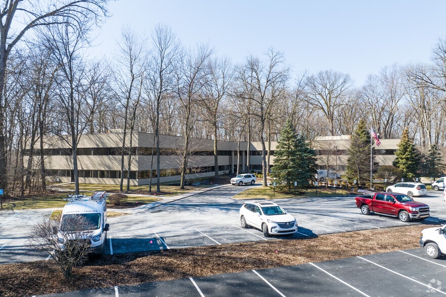 1695 Indian Wood Cir, Maumee, OH for lease - Building Photo - Image 1 of 7