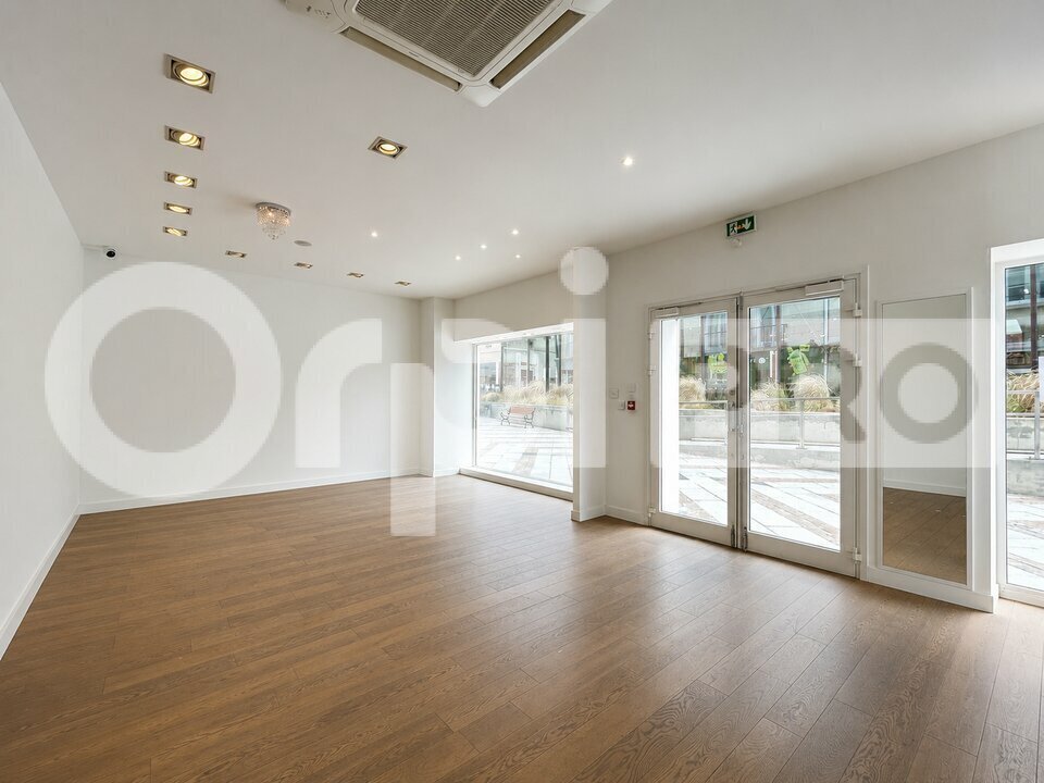 Retail in Compiegne for lease Building Photo- Image 1 of 6