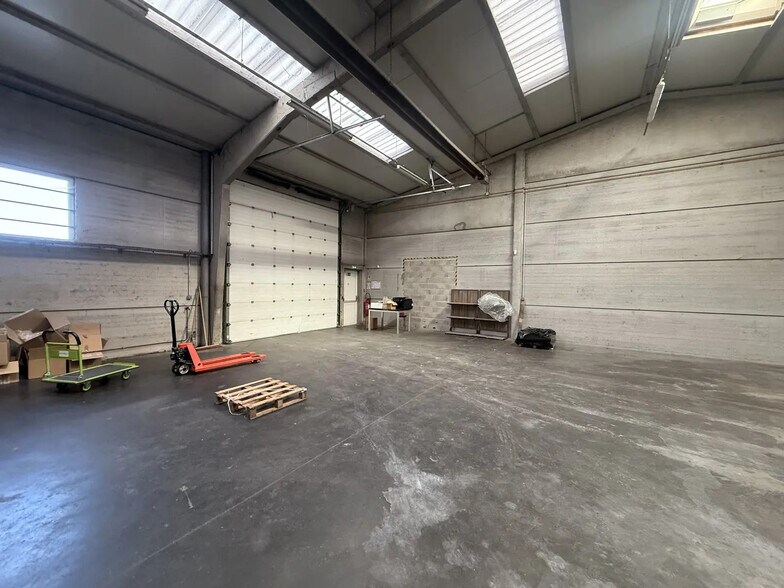 Flex in Ennery for lease - Interior Photo - Image 3 of 9