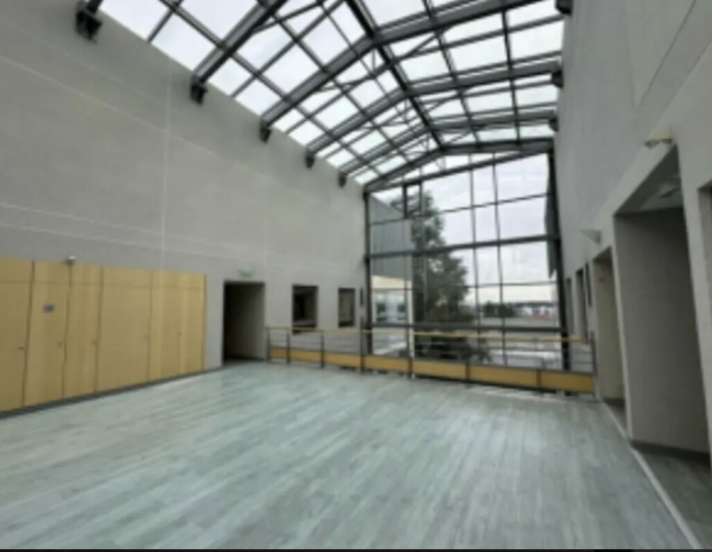 Office in Limonest for lease Interior Photo- Image 1 of 2