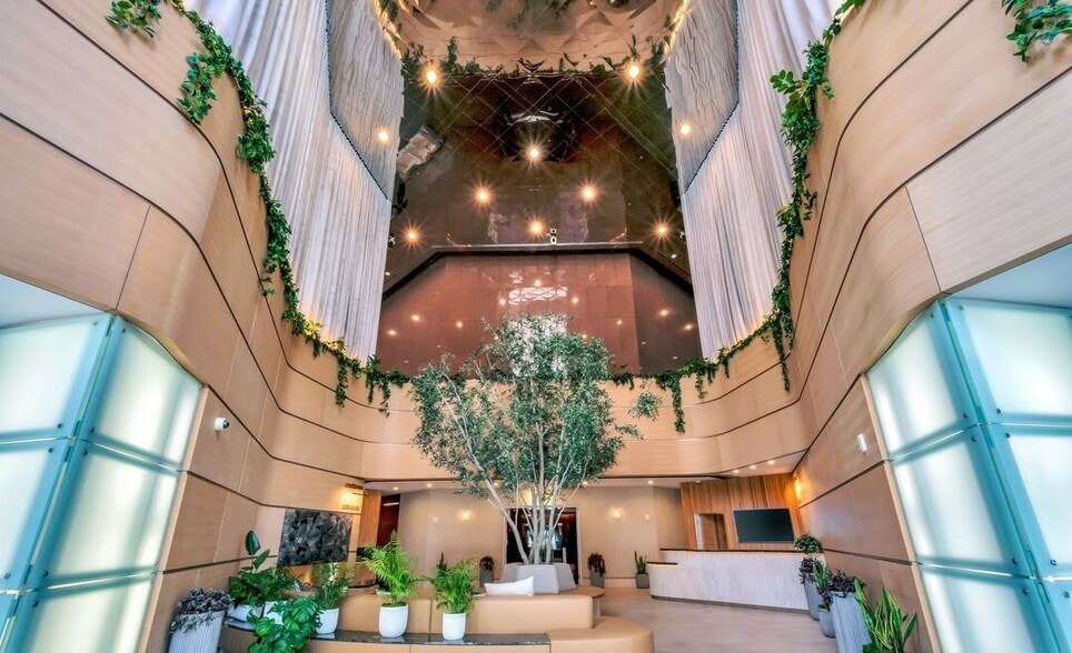 1100 Wilshire Blvd, Los Angeles, CA for lease - Lobby - Image 3 of 8