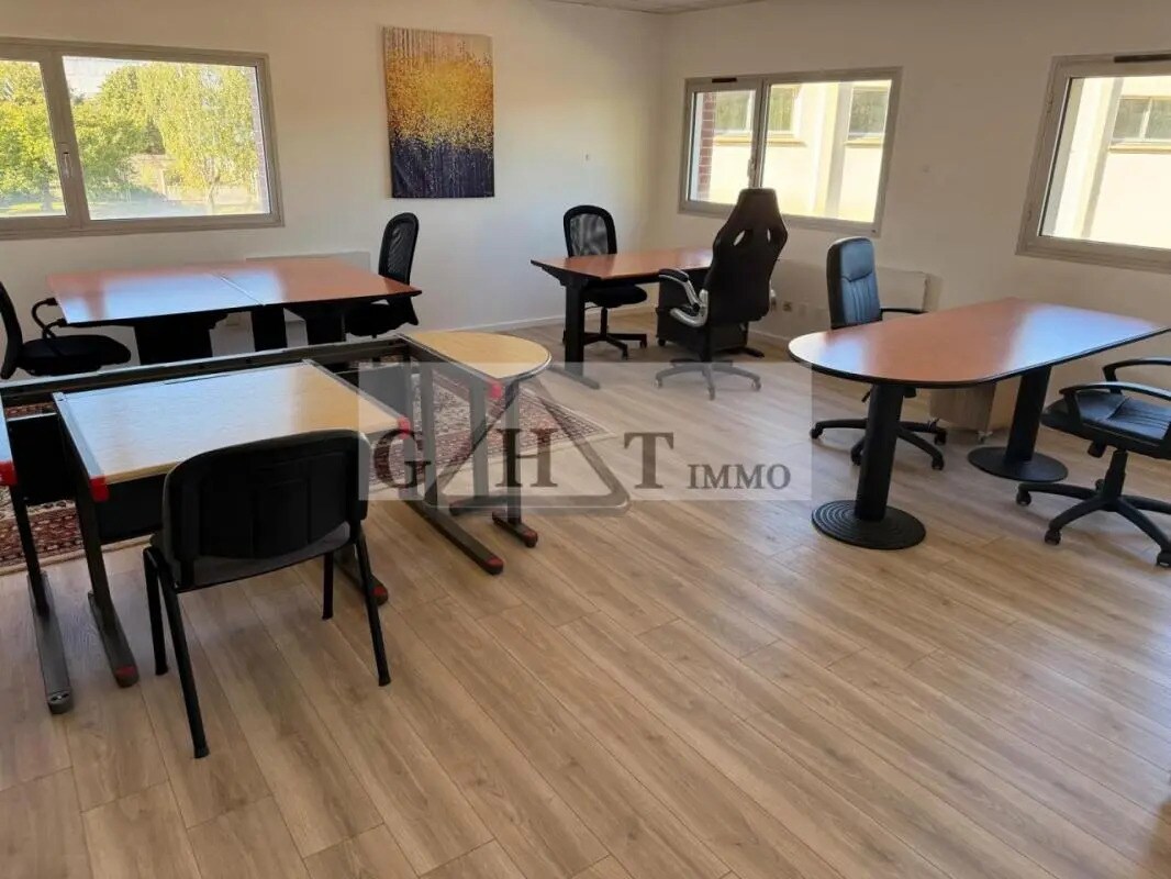 Office in Marcoussis for lease Interior Photo- Image 1 of 6
