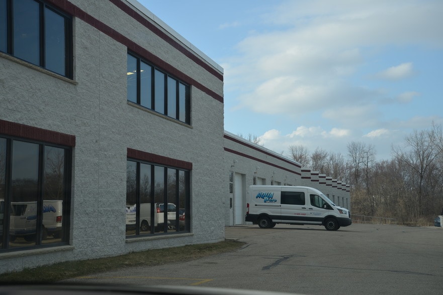 1343 E Wisconsin Ave, Pewaukee, WI for lease - Building Photo - Image 3 of 52
