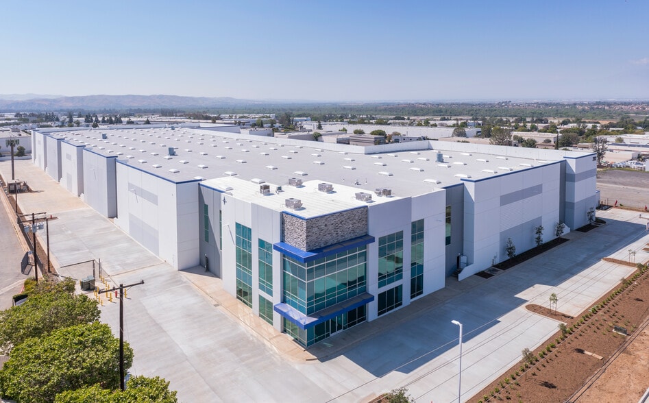 212 N Smith Ave, Corona, CA for lease - Building Photo - Image 2 of 17