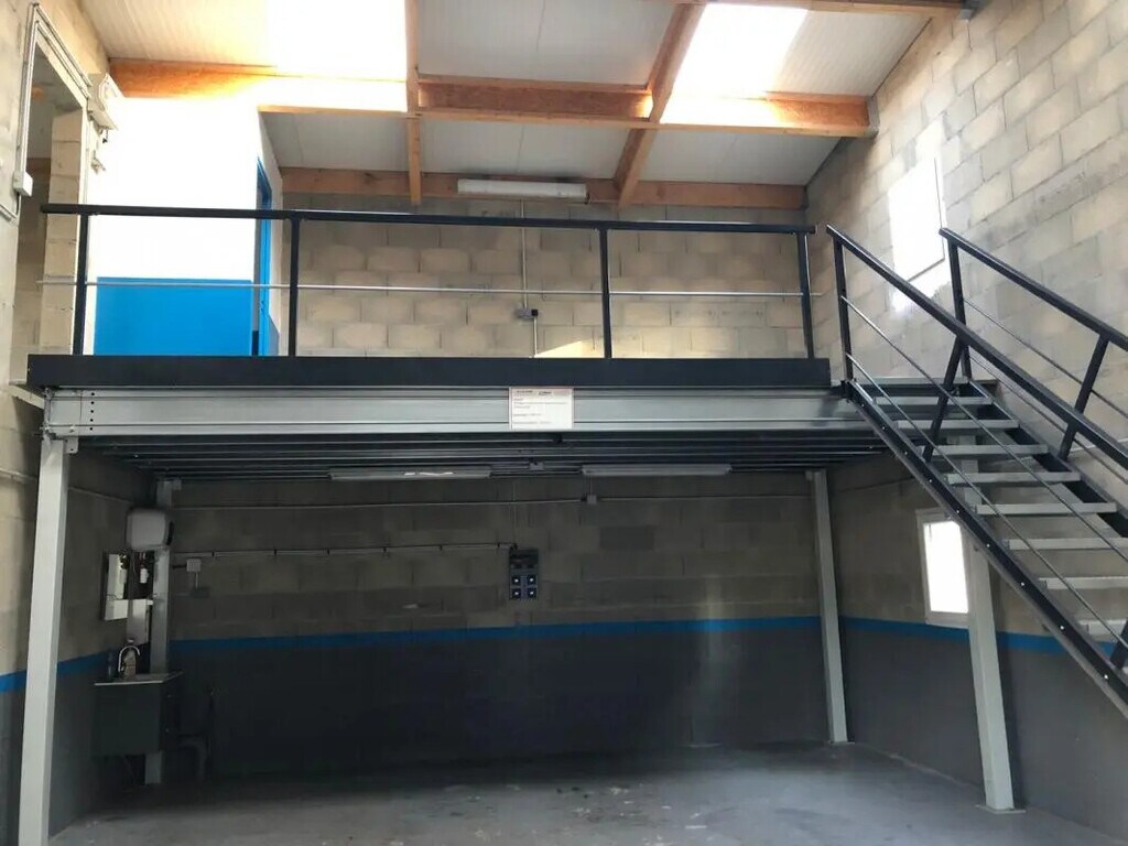 Location Entrepôt 174 m² - Photo 1