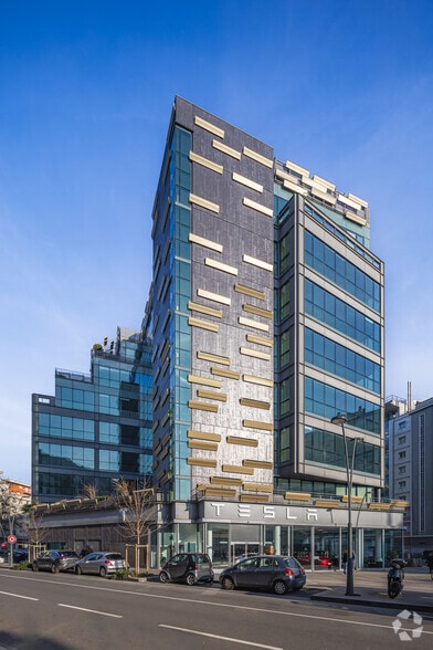 Office in Saint-Ouen for lease - Building Photo - Image 3 of 10