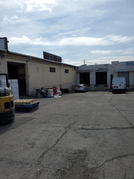 2250 Urbanowitz Ave, Linden, NJ for lease - Building Photo - Image 2 of 5