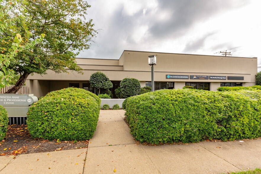 2201 Charles St, Fredericksburg, VA for lease - Building Photo - Image 2 of 11