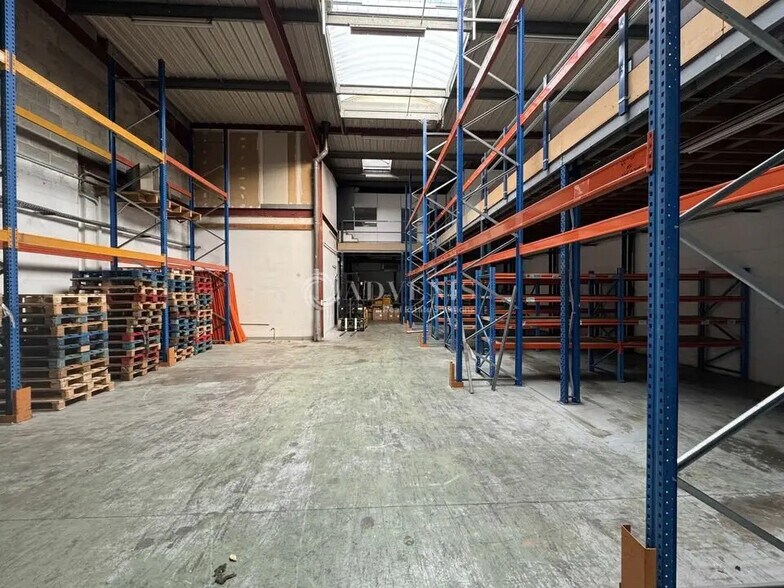 Flex in Le Thillay for lease - Interior Photo - Image 2 of 6