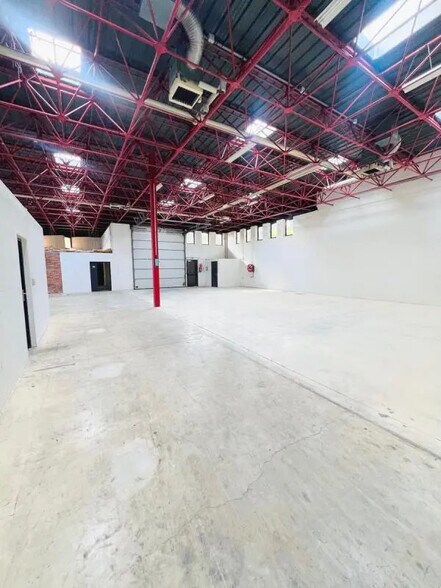 Flex in Montigny-le-Bretonneux for lease - Interior Photo - Image 3 of 15