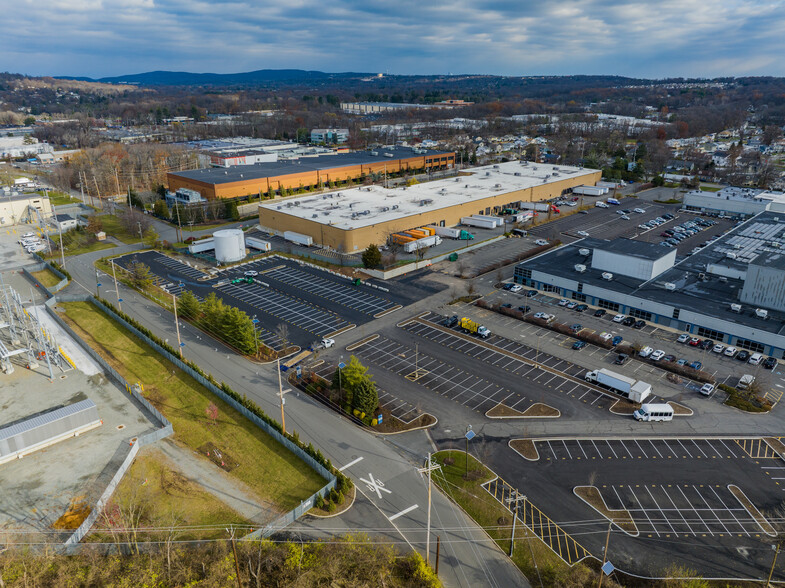 930 Riverview Dr, Totowa, NJ for lease - Building Photo - Image 3 of 8