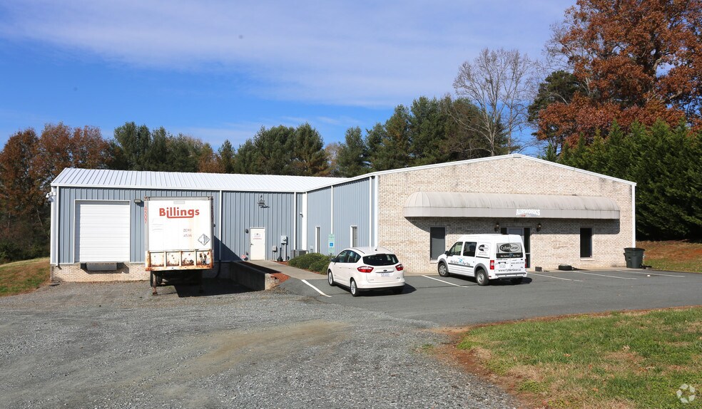 932 Meadowbrook Dr, King, NC 27021