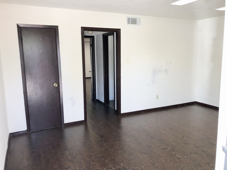 9203 Bellaire Blvd, Houston, TX for lease - Interior Photo - Image 2 of 13