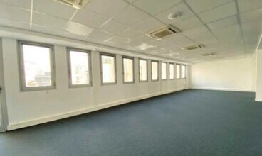 28 Rue Du Docteur Finlay, Paris for lease Interior Photo- Image 2 of 5