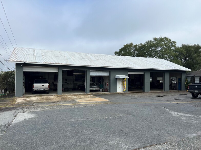 Auto Shop | 1020 N Davis & Bargain Rd portfolio of 3 properties for sale on LoopNet.com - Building Photo - Image 3 of 7