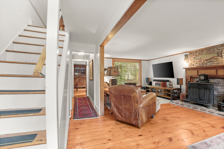 47 Hollow Tree Ridge Rd, Darien, CT for sale - Building Photo - Image 3 of 48