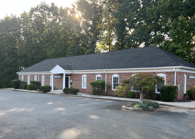 302 Enterprise Dr, Forest, VA for lease - Building Photo - Image 1 of 2