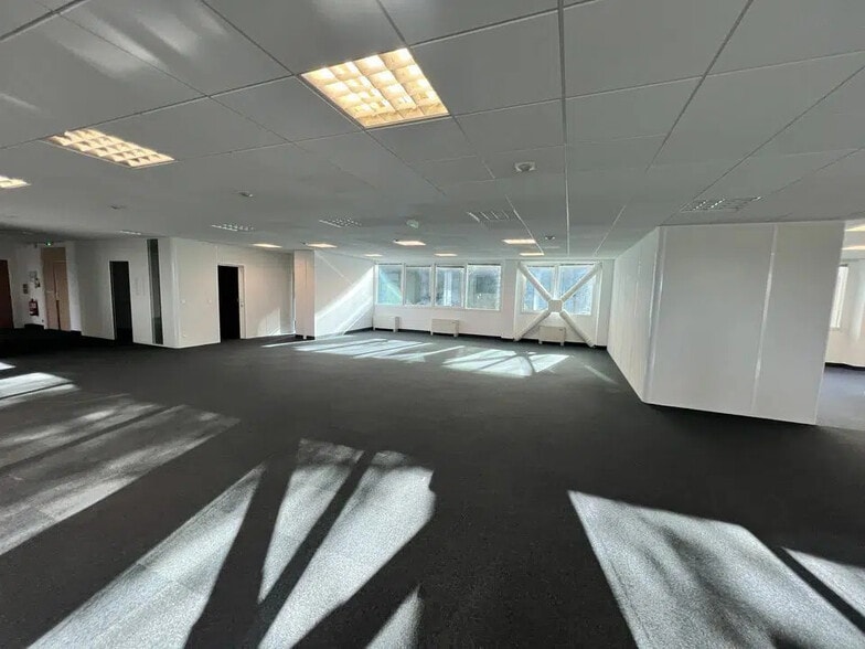 Office in Valbonne for lease - Interior Photo - Image 3 of 7