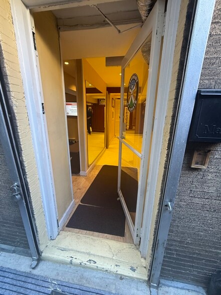 251 W 81st St, New York, NY for lease - Building Photo - Image 3 of 12