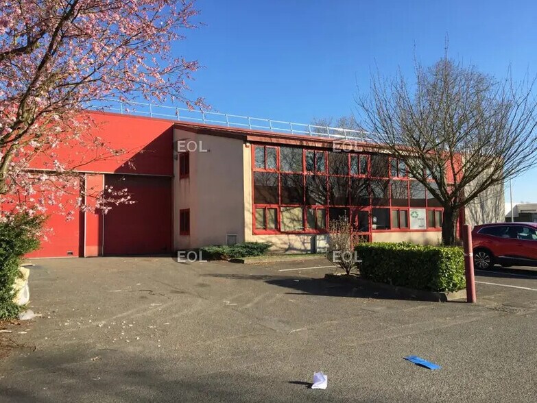 Industrial in Bondoufle for lease - Building Photo - Image 1 of 1