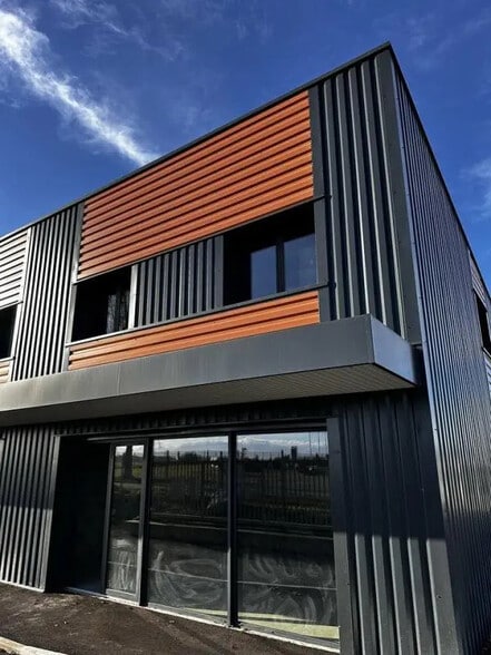 Flex in Sauvagnon for lease - Building Photo - Image 3 of 7