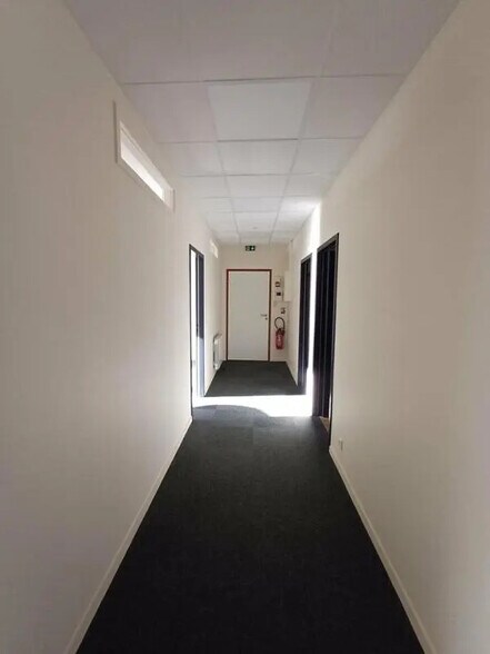 Office in Saint-Contest for lease - Interior Photo - Image 2 of 7