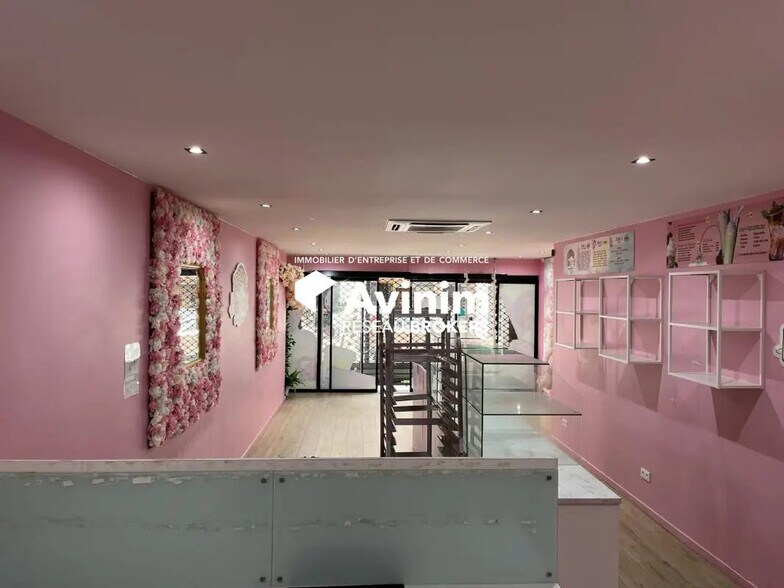 Retail in Melun for lease - Interior Photo - Image 1 of 3