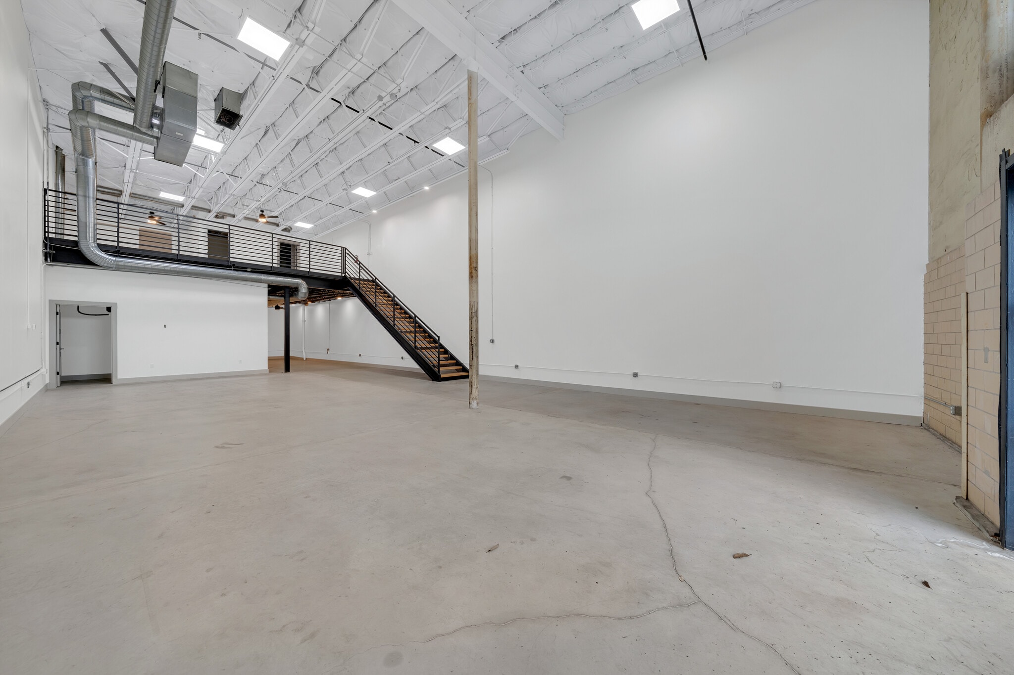 215 Coca Cola Pl, San Antonio, TX for lease Building Photo- Image 1 of 4