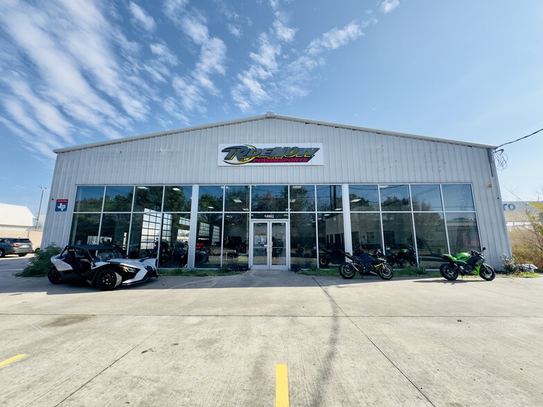 14902 N Fwy Service Rd, Houston, TX for sale - Building Photo - Image 1 of 52