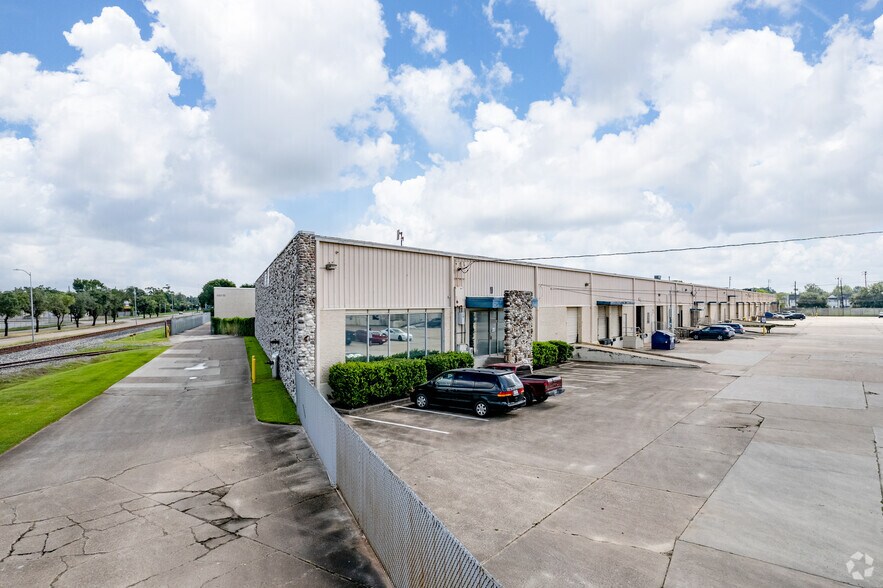 5990-5998 Griggs Rd, Houston, TX for lease - Primary Photo - Image 1 of 1