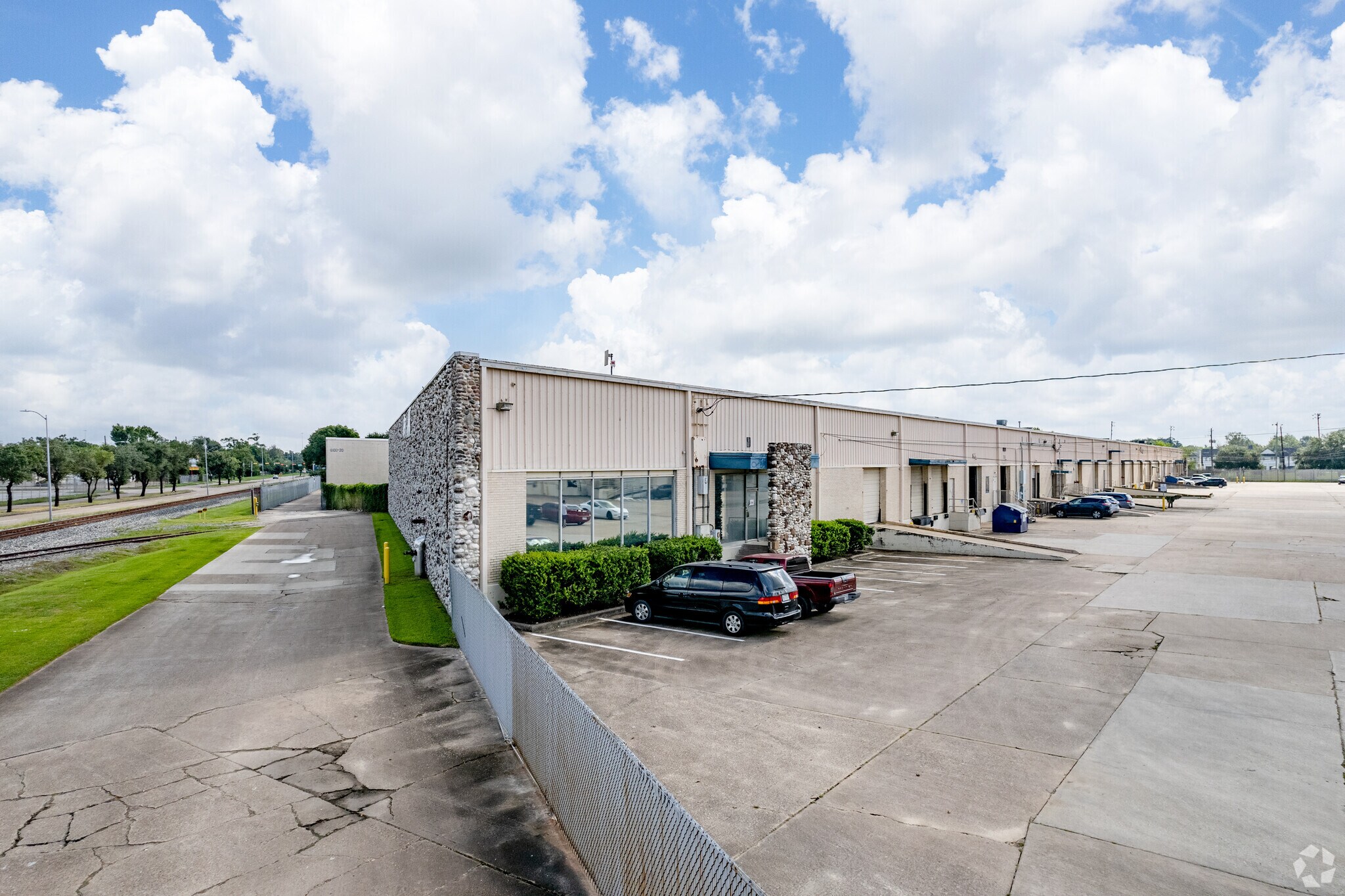 5990-5998 Griggs Rd, Houston, TX for lease Primary Photo- Image 1 of 2