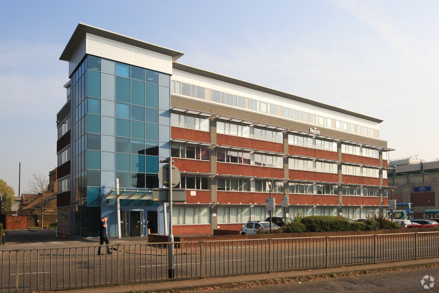 Station Way, Crawley for lease - Building Photo - Image 1 of 17