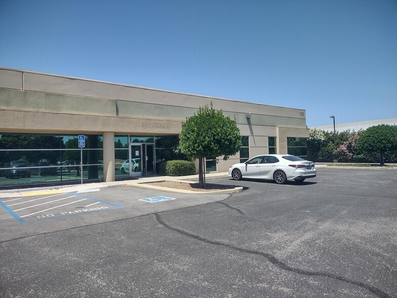 235 Vineyard Ct, Morgan Hill, CA for lease - Building Photo - Image 2 of 3